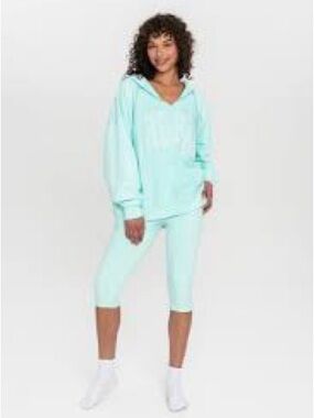 The bar split neck hoodie in mint
